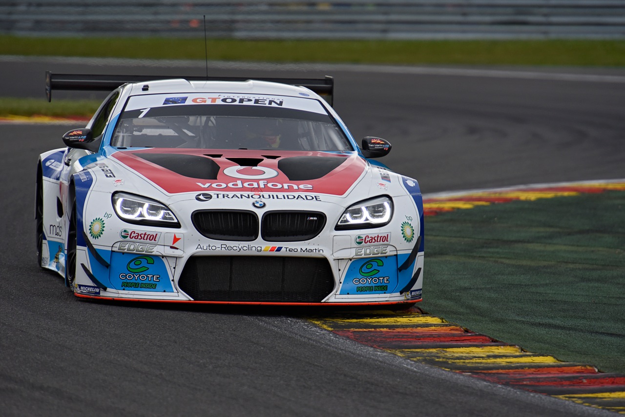 BMW M6 GT3 en pista durante una carrera del International GT Open